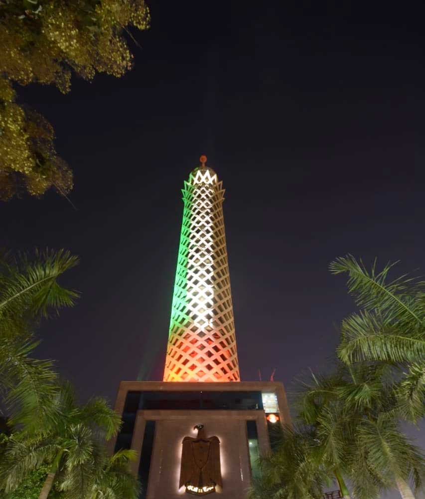إضاءة برج القاهرة بألوان علم دولة الإمارات