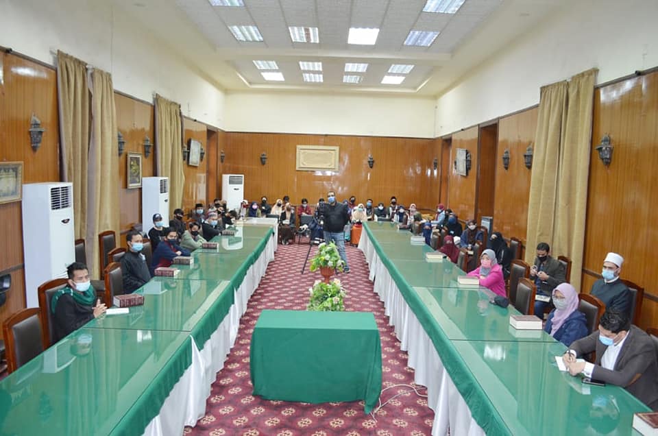 وزير الأوقاف يهدي  نسخ من ترجمة القرآن باللغة الأندونيسية للطلاب الدارسين بالأزهر