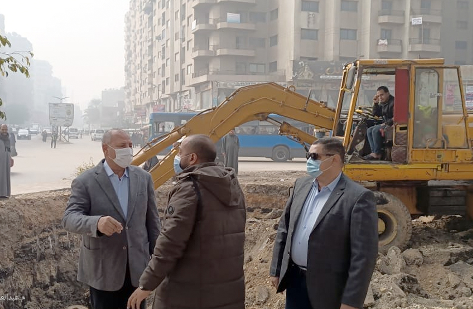 نائب محافظ القاهرة يتابع أعمال تطوير الصرف الصحي في المطرية |صور