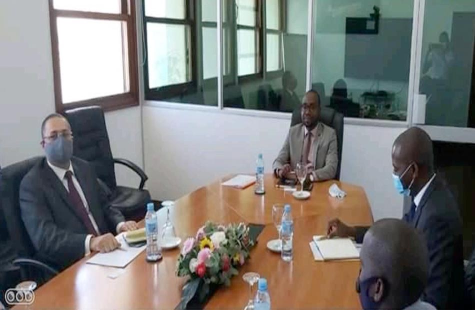 سفير مصر في مابوتو يلتقي وزير النقل والاتصالات الموزمبيقي لبحث فرص التعاون بين البلدين