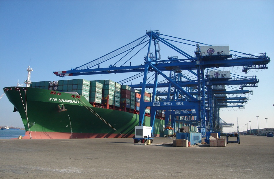 تداول  سفينة للبضائع والحاويات في ميناء دمياط