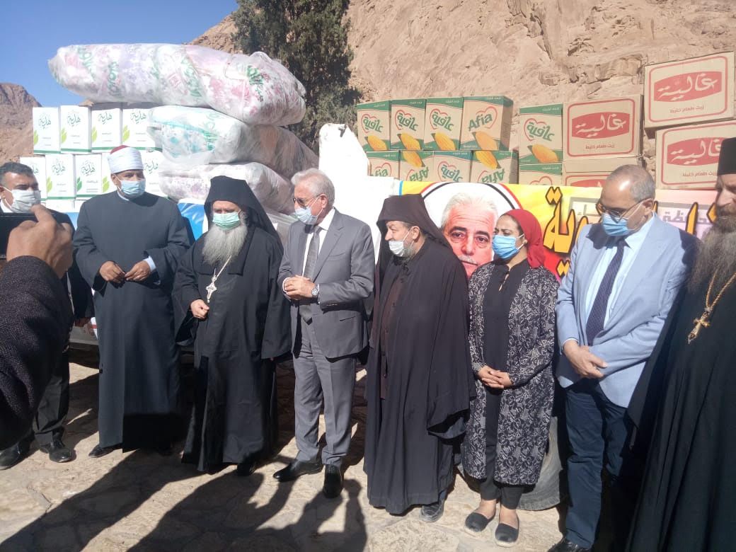  محافظ جنوب سيناء يهدي "الراهبات" و"سانت كاترين" 3 أطنان ونصف مواد غذائية