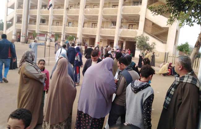 اصطفاف الناخبين للإدلاء بأصواتهم أمام لجان فى دائرة السنطة بالغربية| صور