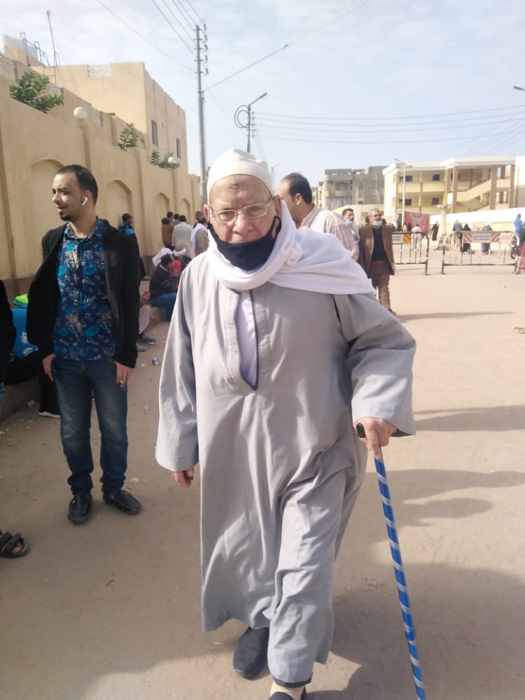 مسن يتجه لإحدى لجان إنتخابات البرلمان فى كفر الشيخ