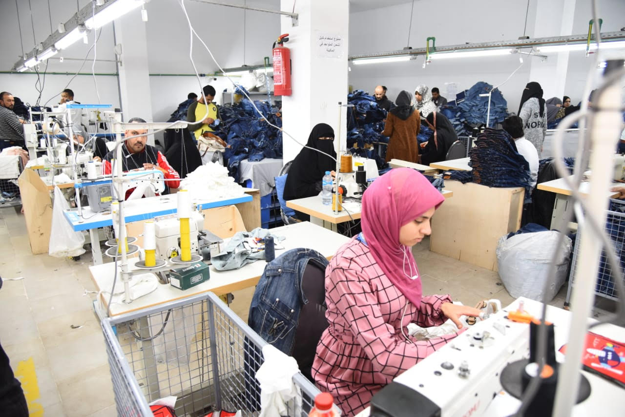 جولة محافظ بورسعيد في مصنع الملابس الجاهزة والأحذية 