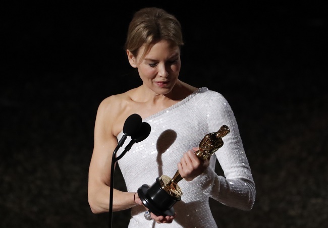 رينيه زيلويجر تفوز بجائزة أوسكار أفضل ممثلة  عن دورها في فيلم جودي| صور