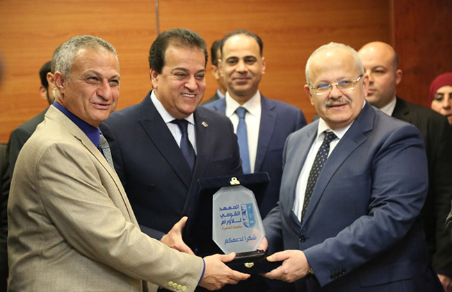 رئيس جامعة القاهرة يعلن تبرع ماراثون زايد الخيري بخمسة ملايين جنيه لمعهد الأورام | صور