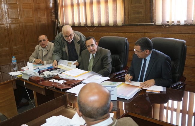 محافظ شمال سيناء يعقد اجتماعا لمناقشة فرص الاستثمار بالمحافظة | صور