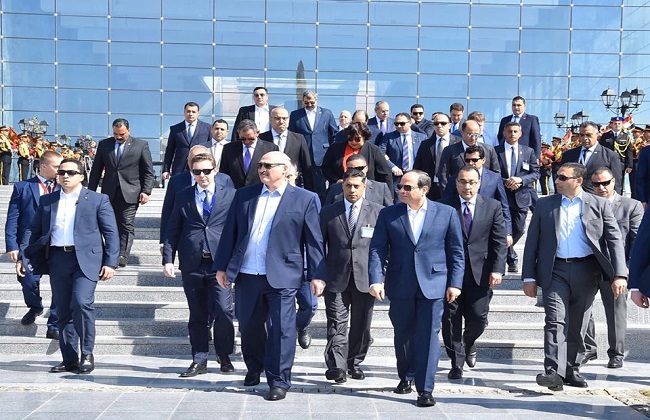 الرئيس السيسي يصطحب نظيره البيلاروسي في جولة تفقدية بالعاصمة الإدارية | صور