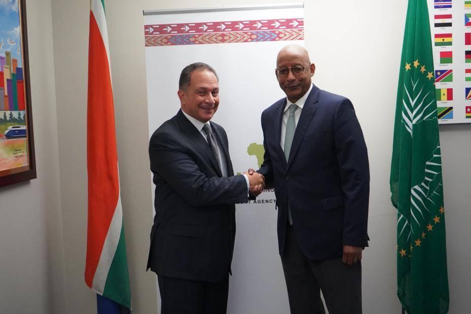 سفير مصر لدى جنوب أفريقيا خلال لقائه مدير  "نيباد"