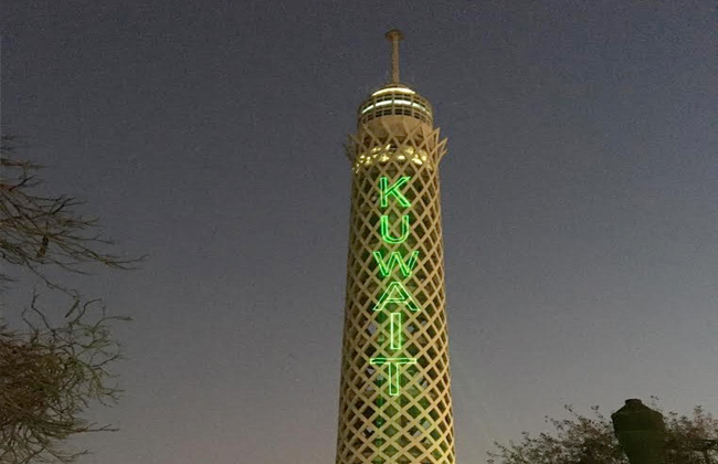 برج القاهره يتزين بعلم الكويت احتفالا بالعيد الوطني