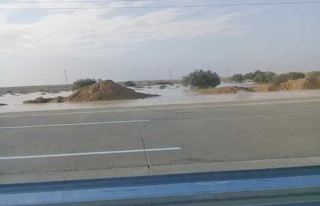 رفع آثار السيول من قرية "الريد"