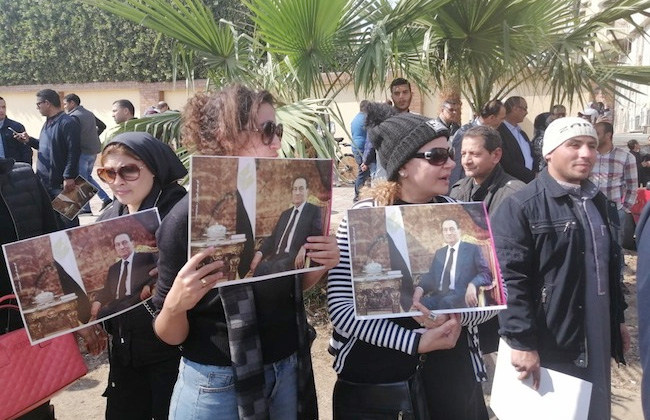 مواطنون يتجمعون أمام مقابر الرئيس الأسبق مبارك استعدادا لدفن جثمانه| صور 