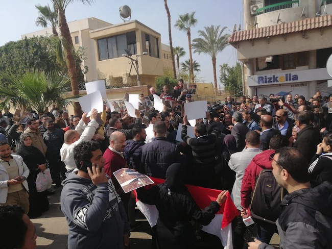 مواطنون يتجمعون أمام مقابر عائلة مبارك في انتظار دفن جثمان الرئيس الأسبق