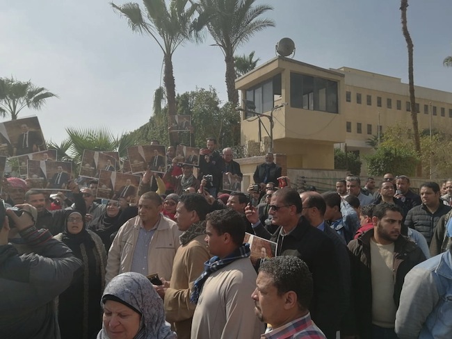 مواطنون يتجمعون أمام مقابر عائلة مبارك في انتظار دفن جثمان الرئيس الأسبق