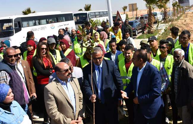 محافظ أسوان يطلق مبادرة حنجملها لزراعة ألف شجرة بطريق المطار | صور