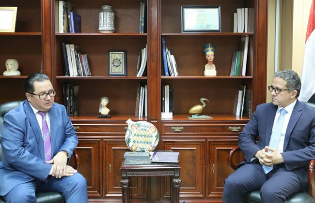 وزير الآثار والسياحة يبحث مع سفير كازاخستان بالقاهرة سبل تعزيز التعاون