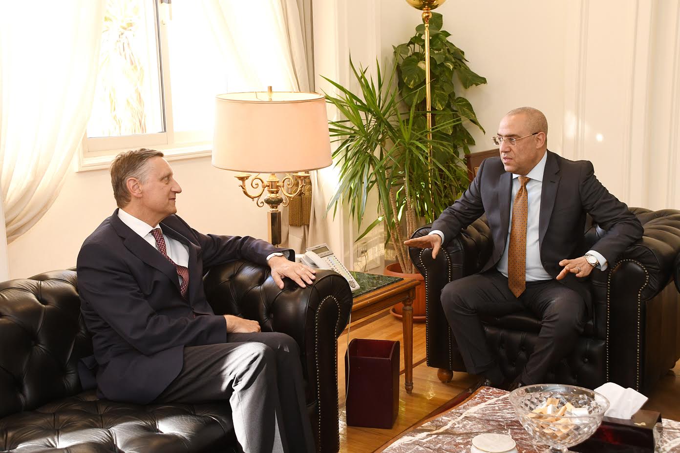 وزير الإسكان خلال لقائه مع السفير الألماني بالقاهرة 
