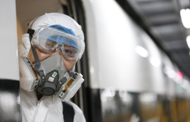 تعزيز مركز مكافحة الأمراض بمكتب سكك حديد نانتشانغ لأعمال التعقيم من أجل ضمان نظافة عربات القطار 