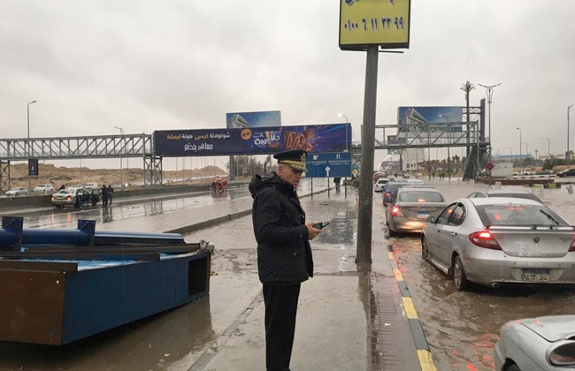 مساعد وزير الداخلية للمرور يتابع شفط مياه الأمطار أسفل كوبري بلبيس | صور