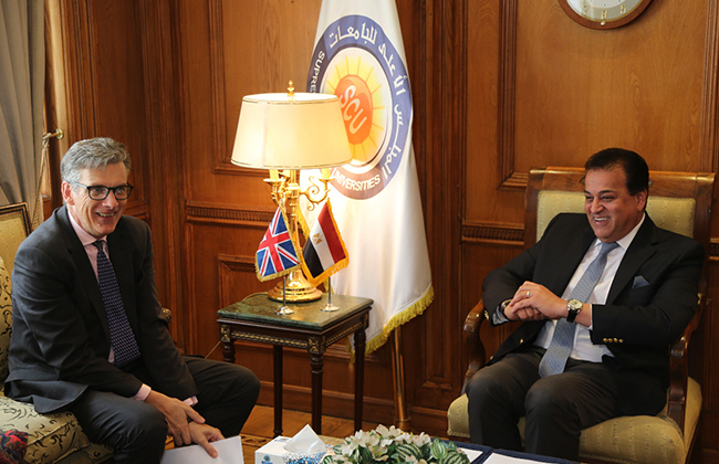 وزير التعليم العالي يستقبل السفير البريطاني لبحث دعم التعاون العلمي | صور 