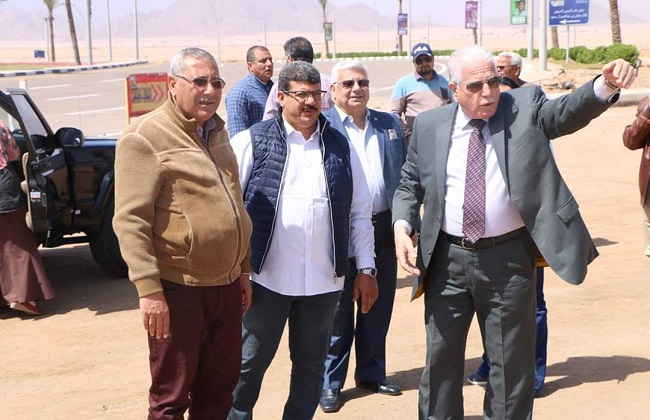 محافظ جنوب سيناء يتابع مشروعات الرصف والتشجير بشرم الشيخ | صور 