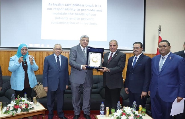 وزير الصحة الأسبق يحاضر بالصالون العلمي لجامعة الأزهر حول الوقاية من الفيروسات