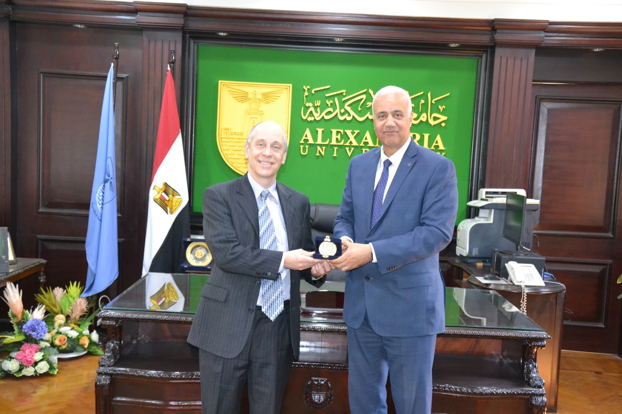 رئيس جامعة الإسكندرية خلال استقباله ممثل جامعة ويسترن الأمريكية