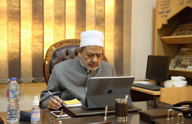 الإمام الأكبر يتابع خطة الأزهر لمواجهة كورونا عبر الفيديو كونفرانس | صور