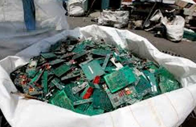وزيرة البيئة التخلص الآمن من  آلاف طن مخلفات إلكترونية في الجمارك 