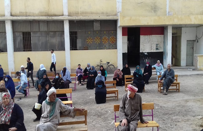 مقاعد للجلوس وتطهير وتعقيم ووجود منظمين للأدوار مدارس محافظة الجيزة تحتضن أرباب المعاشات| صور