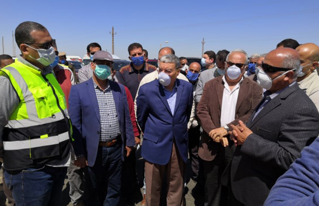 وزير النقل ومحافظ المنيا يتفقدان تنفيذ محور سمالوط الحر والطريق الصحراوي الغربي | صور