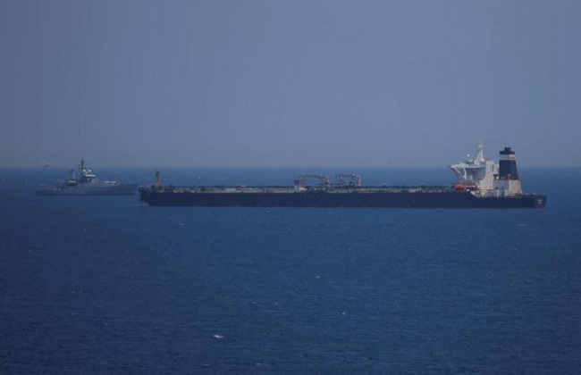 الإفراج عن سفينة اعتلى مسلحون سطحها في خليج عمان