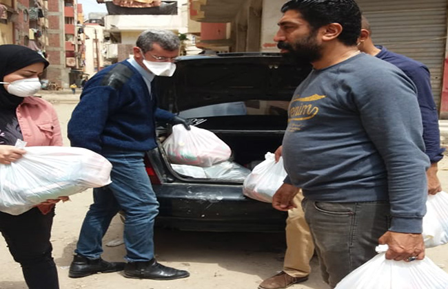  تضامن بورسعيد توزيع  كرتونة وشنطة غذائية لسكان  عقارات في الحجر الصحي |صور 