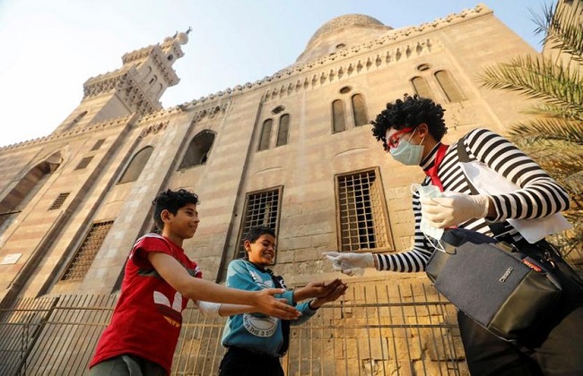 طالب هندسة مصري يستخدم فن البانتومايم لتوعية الأطفال بطرق مكافحة كورونا