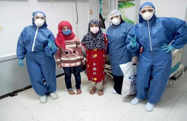 الفريق الطبي بمستشفى الحجر بكفر الدوار يوزع هدايا على الأطفال المحجوزين|  صور - بوابة الأهرام