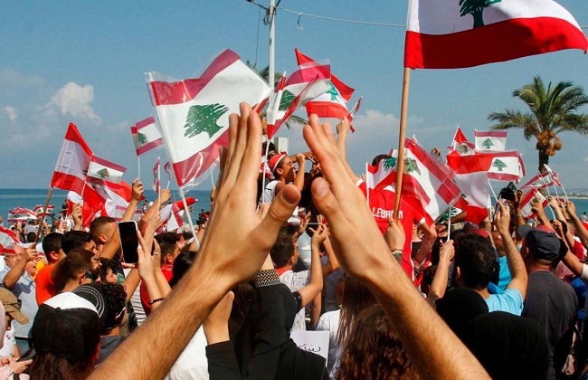 اعتصام محتجين أمام مدخل سرايا طرابلس في لبنان