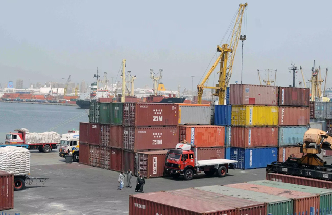 ميناء الإسكندرية يستقبل  ألف طن بضائع استراتيجية 