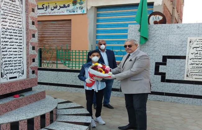 رئيس مدينة الحسينية يضع إكليلا من الزهور على النصب التذكاري لشهداء مدرسة بحر البقر | صور