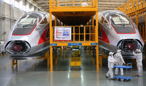 11 مارس 2020، عمّال بصدد تجميع قطارات فوشينغ فائق السرعة بمدينة تشينغداو. وهي اول دفعة يتم تجميعها ب