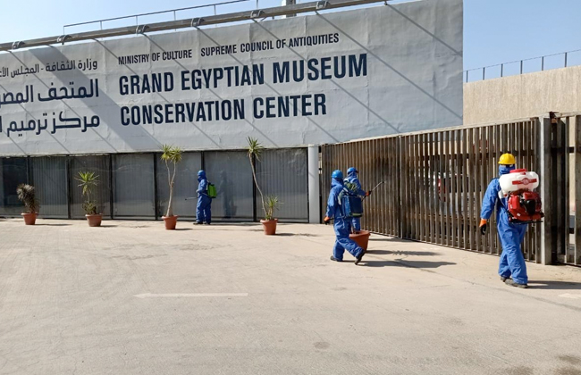 السياحة والآثار تواصل أعمال التطهير والتعقيم للمواقع الإنشائية  للمتحف المصري الكبير|صور