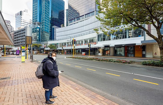 نيوزيلندا تفتح مراكز التسوق والمقاهي مع تخفيف قيود كورونا