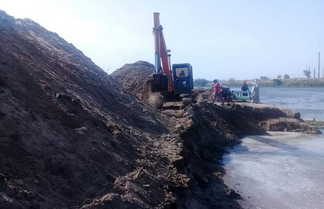 إزالة  آلاف متر مكعب من الردم تعدت بها شركة كبرى على النيل في حلوان | صور وفيديو