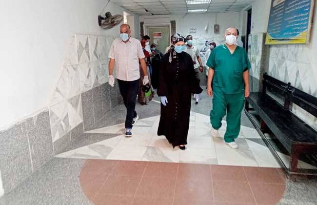 رئيس مدينة سفاجا تتفقد المستشفى المركزي للاطمئنان على تطبيق الإجراءات الاحترازية| صور