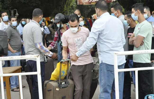 بعد قضاء فترة العزل   مواطن من أبناء مصر العائدين من الخارج يغادرون مدن جامعة المنيا