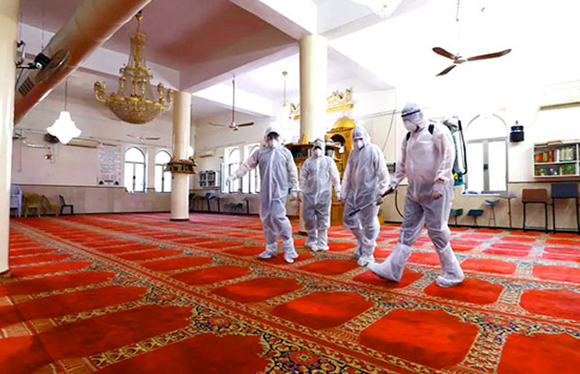 إيران تفتح المساجد والمزارات الدينية في بعض محافظاتها