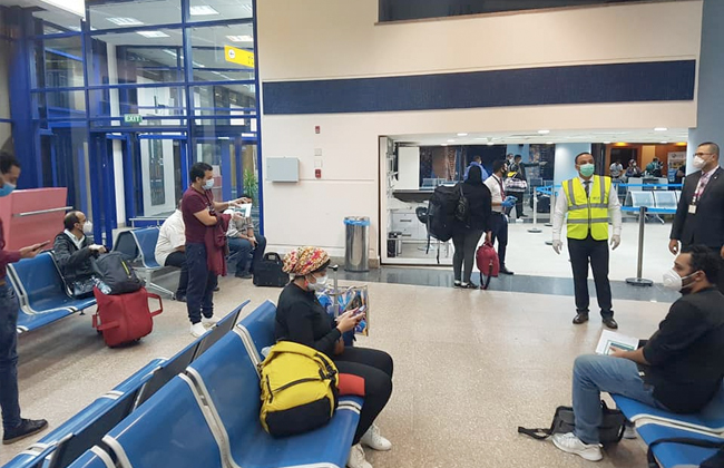 أستقبال المصريين العالقين في سلطنة عمان بمطار مرسي علم 