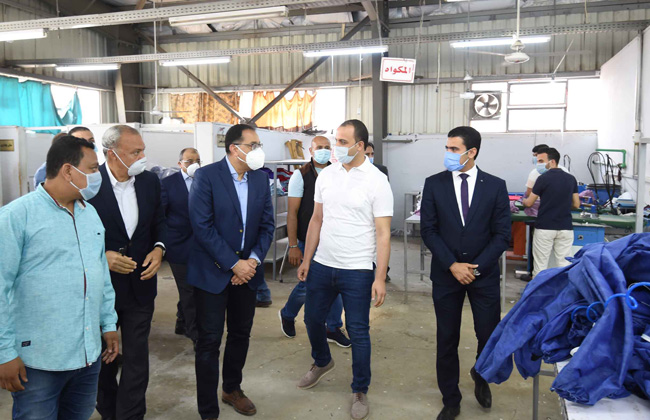 رئيس الوزراء خلال مصنعا للملابس الجاهزة بكفر شكر