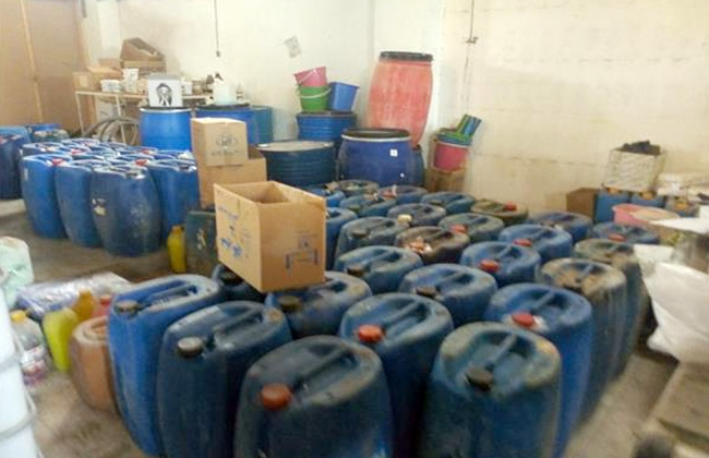 ضبط 2 طن كيماويات صناعية مجهولة داخل مخزن قبل بيعها بالقاهرة - بوابة الأهرام