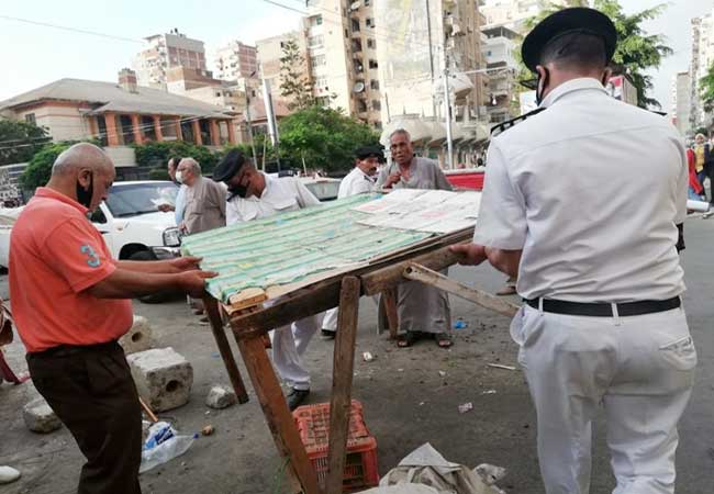 إزالة الباعة الجائلين بمحطة ترام كليوباترا بالإسكندرية | صور 